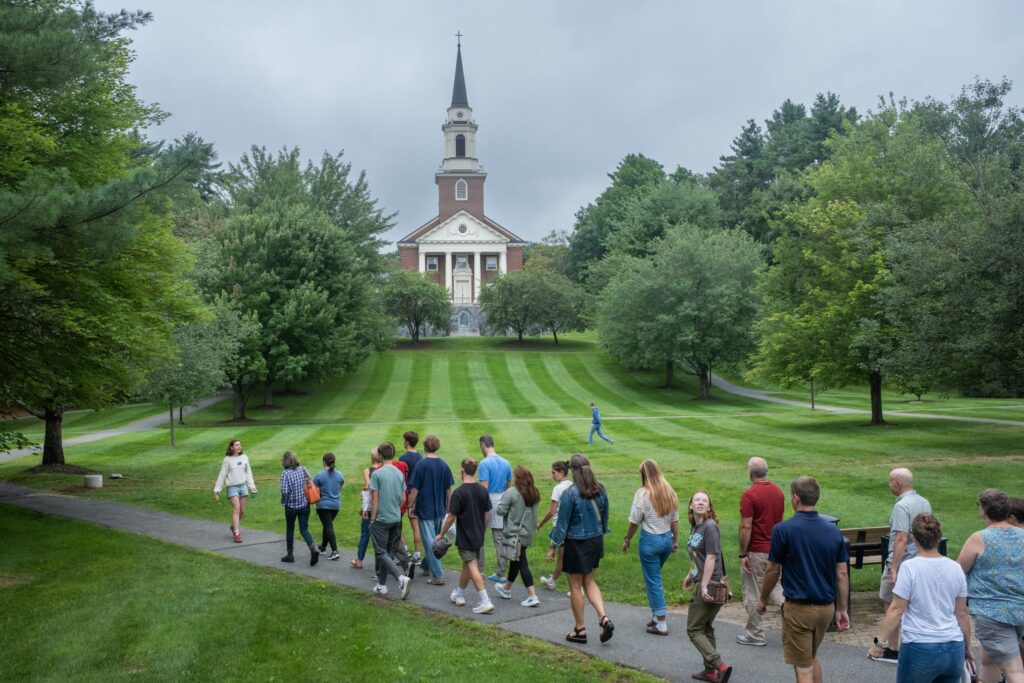 Some colleges aim financial aid at a declining market: students in the middle class
