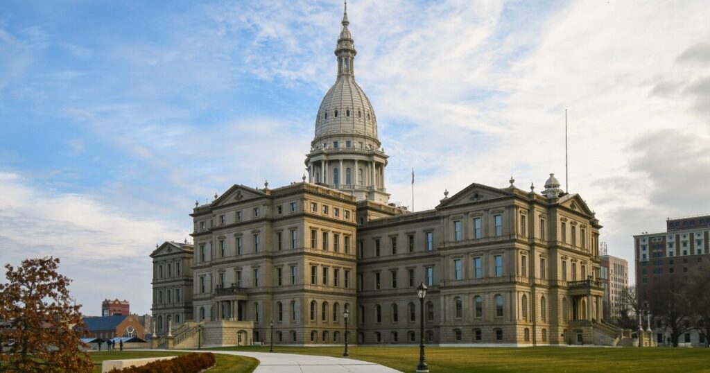Amendment to delay lawmakers' paychecks if they miss budget deadline fails in state House