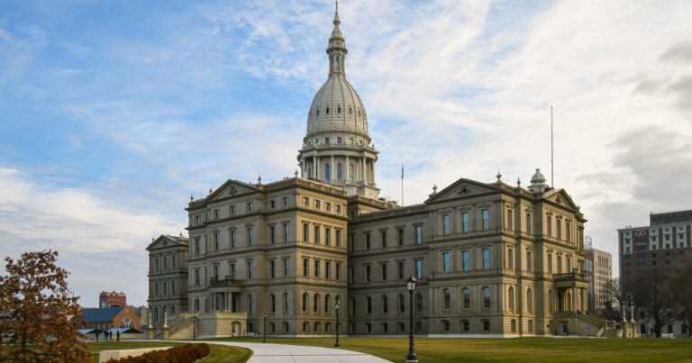 Amendment to delay lawmakers' paychecks if they miss budget deadline fails in state House