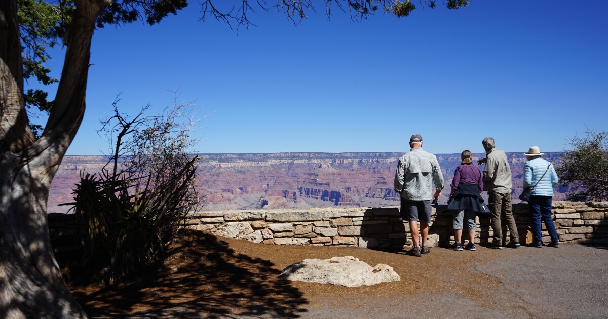 Tourists still visit Grand Canyon National Park despite govt shutdown