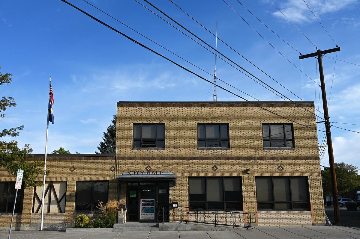 Laurel Residents Rally Against Proposed Psychiatric Facility Location - Kitchen Table News Lauren Miller, Montana Free Press, CatchLight Local/Report for America