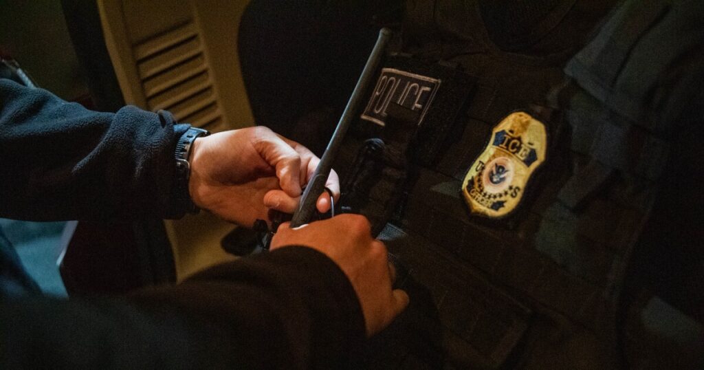 This Arizona bill would make warning someone wanted by police or ICE a misdemeanor