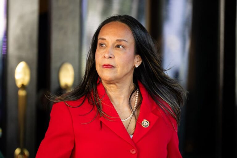 De La Cruz accepted cash from agent accused of stealing public funds