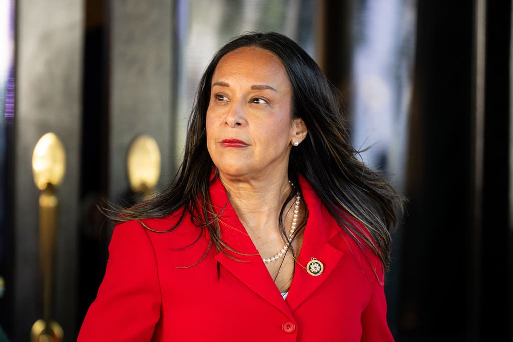De La Cruz accepted cash from agent accused of stealing public funds