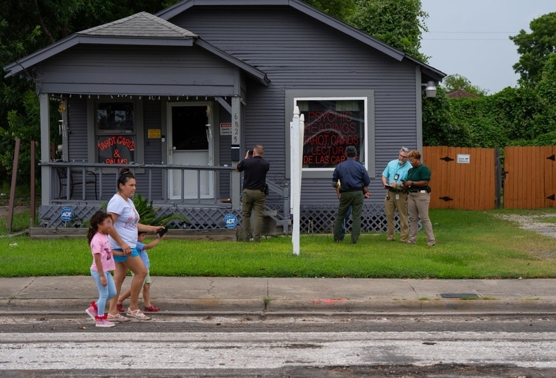 ICE Arrests Surge Amid Fatal Shootings Officers Now Wearing Body - Kitchen Table News Investigators work near the Houston location of a fatal ICE shooting July 7. Statistics released July 20 show a record number of immigration arrests in June and an even higher rate in early July. (Photo by Jon Shapley/The Texas Tribune)