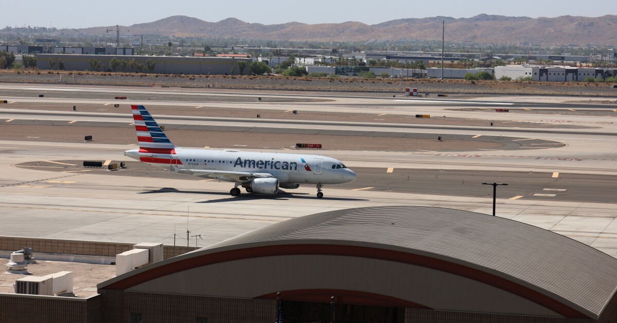 Phoenix Air Controller Averts Potential Disaster with Quick Actions Phoenix Air Controller Averts Potential Disaster with Quick Actions