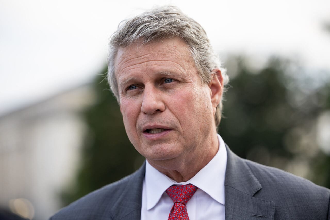 Examining Huizenga’s Staff: From Congressional Aides to Lobbyists Examining Huizenga’s Staff: From Congressional Aides to Lobbyists