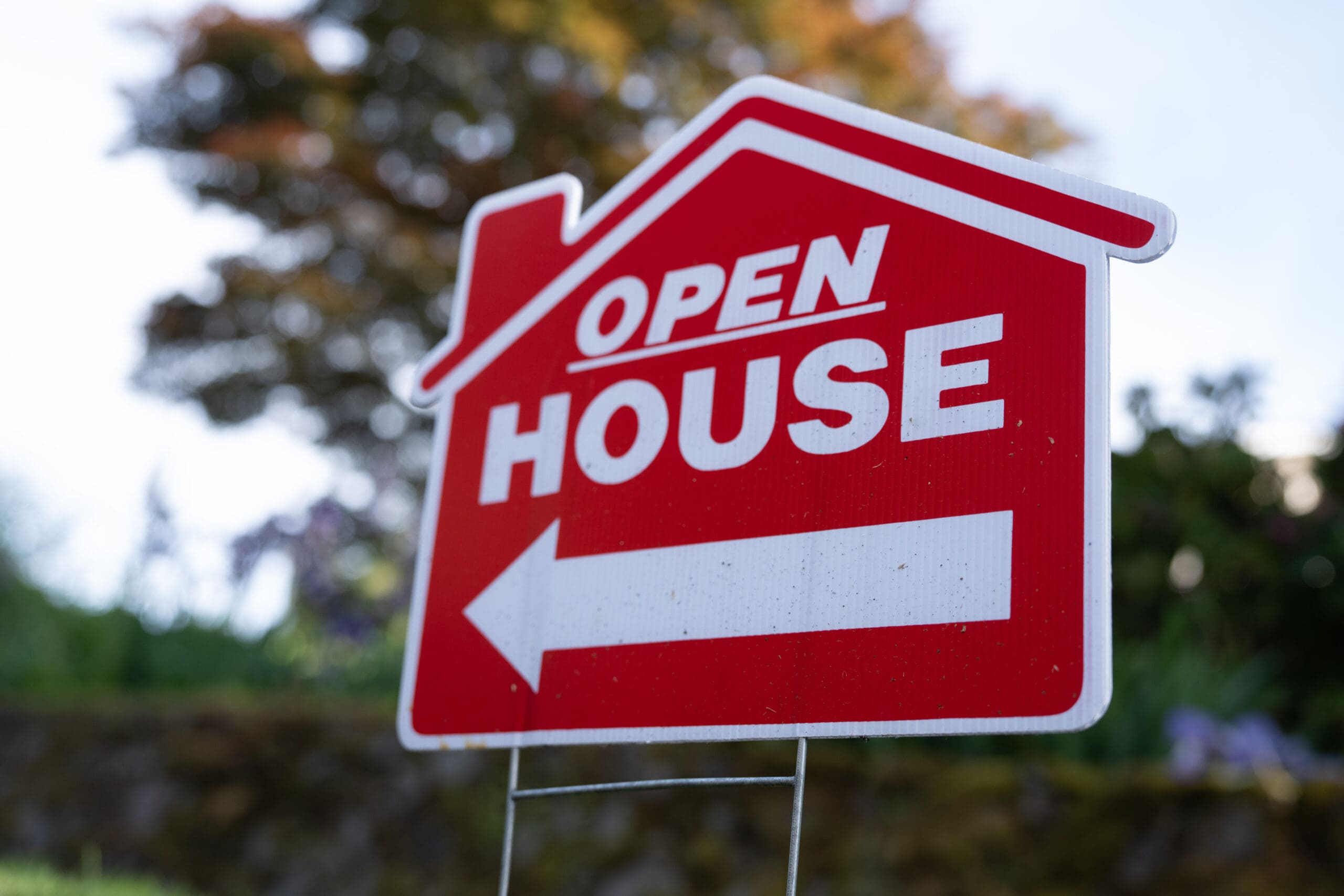 US Mortgage Rates Hit 7%, Adding Pressure to Housing Market US Mortgage Rates Hit 7%, Adding Pressure to Housing Market