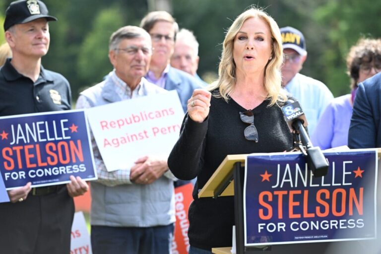 False White House Claim Links Stelson Campaign to Undocumented Immigrant False White House Claim Links Stelson Campaign to Undocumented Immigrant